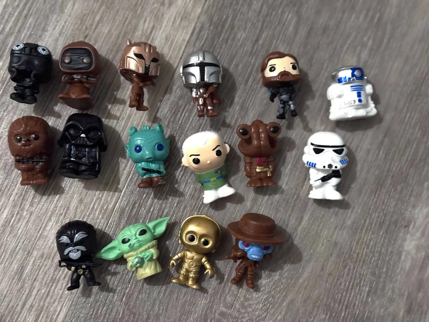 Set de 16 Mini Figuras Coleccionables Star Wars - Jedi y Sith